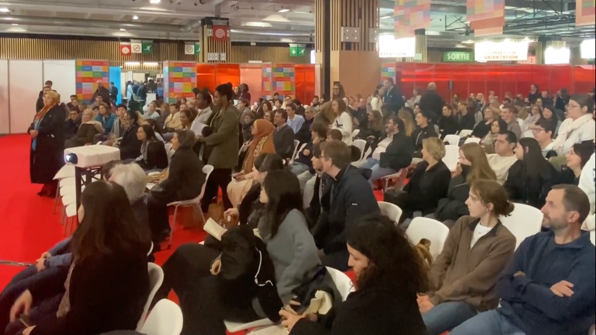 plusieurs personnes regardant une conférence l'Etudiant