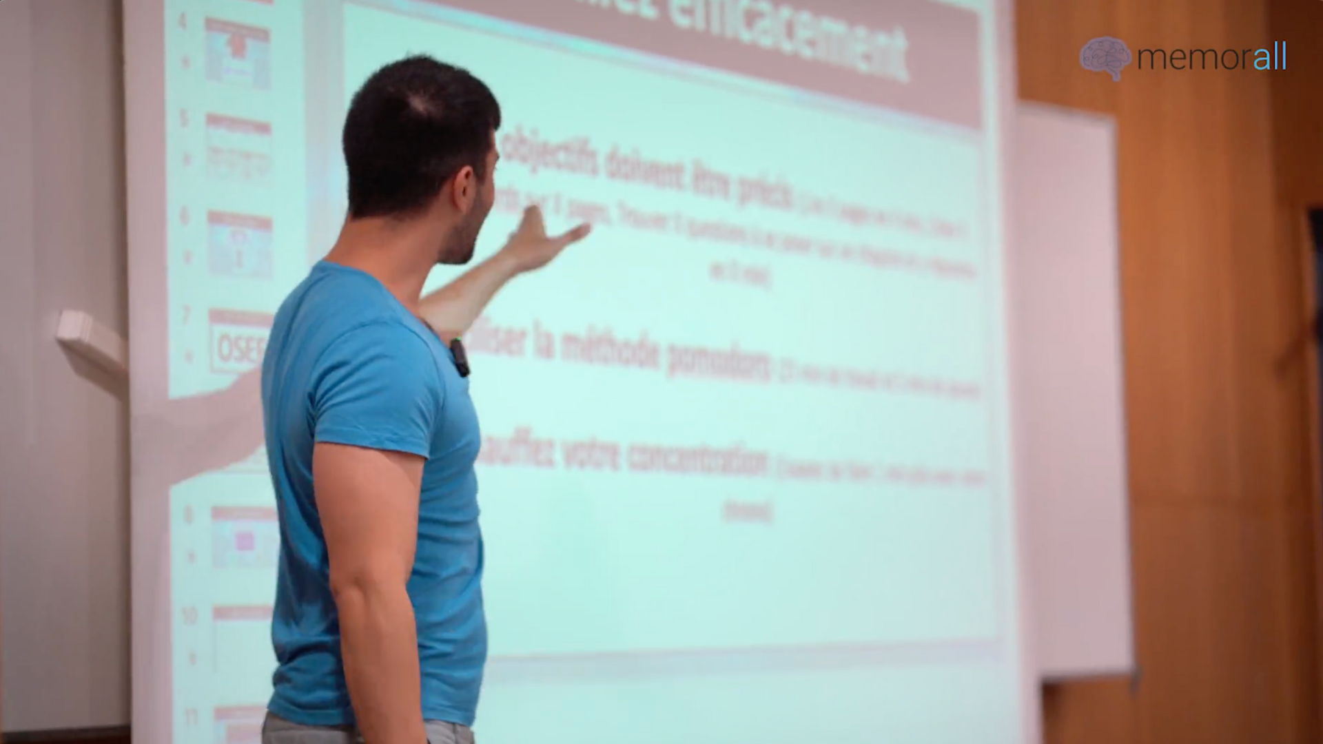 Intervenant Memorall donnant un cours sur la mémoire