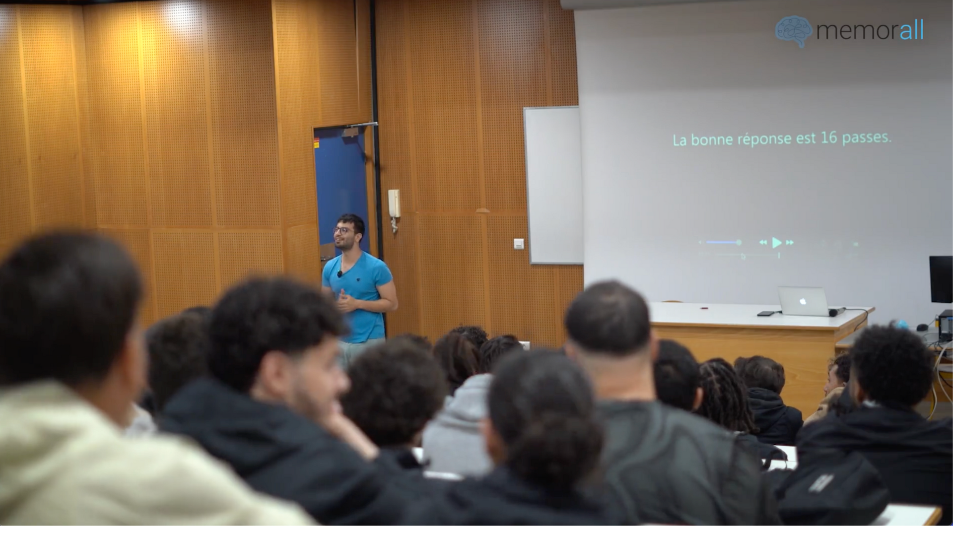 Intervenant Memorall donnant une conférence sur la mémoire