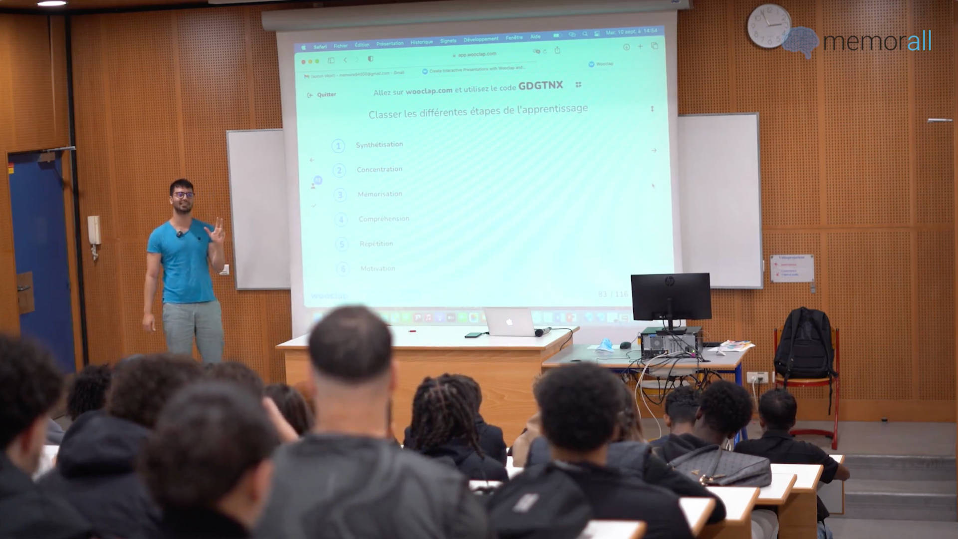 Florian Manicardi intervenant dans une école